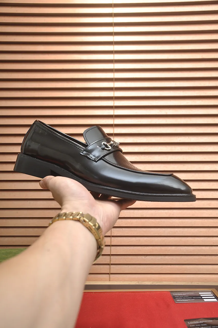 Men's shoes💰460💶Italy's top luxury men's shoes giant [GUCCI Gucci] has a new model 🍃Original European style🔰 Pleasant to the eye😍In order to make the shoes more durable and non-deformable🌀The production continues to follow traditional methods but there is still no lack of innovation💪The original cowhide is chosen for the leather♻️ Smooth, natural and exceptionally bright⭐Made of imported cowhide, the first choice of the rich 38-45 (45 customized)